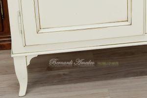 Classic style wooden display cabinet with 2 doors with ivory lacquered finish and wood stain